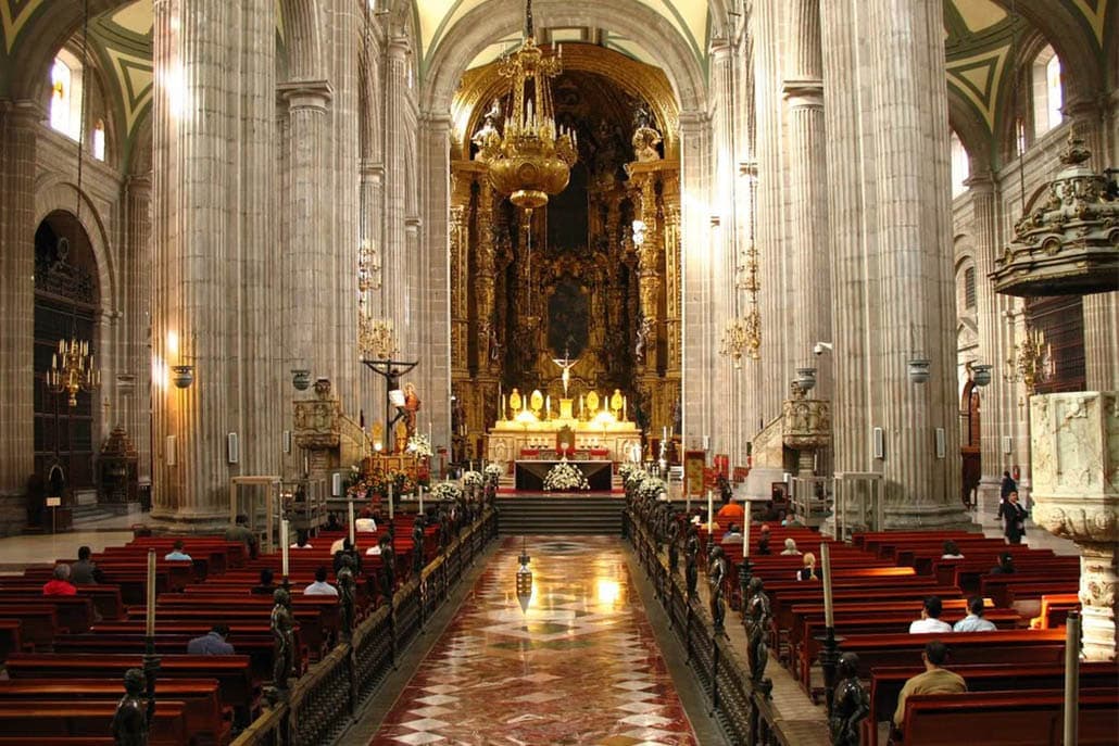 Entra a la Catedral Metropolitana y admira su mezcla de estilos.